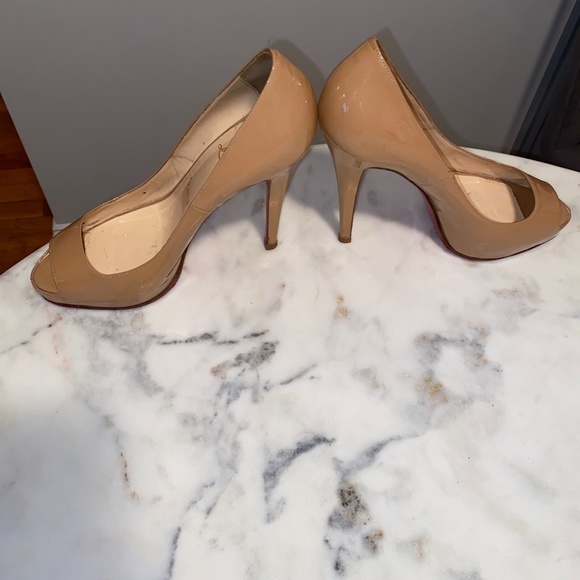 Tan Patent Leather Christian Louboutin peep toe heels size 39 - Picture 11 of 11